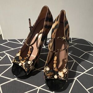 Yves Saint Laurent leopard pumps size 39 gently used few times